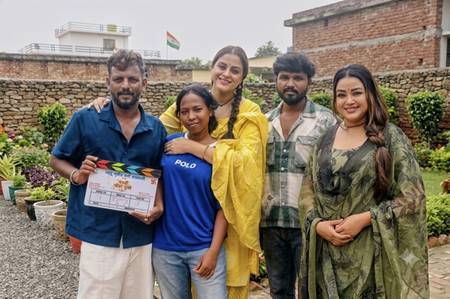 यामिनी सिंह, विष्णु मौर्य, राधा सिंह के साथ प्रोड्यूसर विद्या मौर्य, डायरेक्टर चंदन सिंह ने शुरू किया 5वीं भोजपुरी फ़िल्म ‘साथी सुख दुख के’ की शूटिंग सिद्धार्थ नगर में