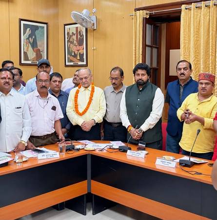 Uttar Pradesh State Legislature Pensioners Association Celebrates Vishwakarma Puja & Seva Sankalp Program on Prime Minister Narendra Modi’s Birthday; VKDL NPA Advisory Council Chairman Vinay Kumar Dubey Felicitated.